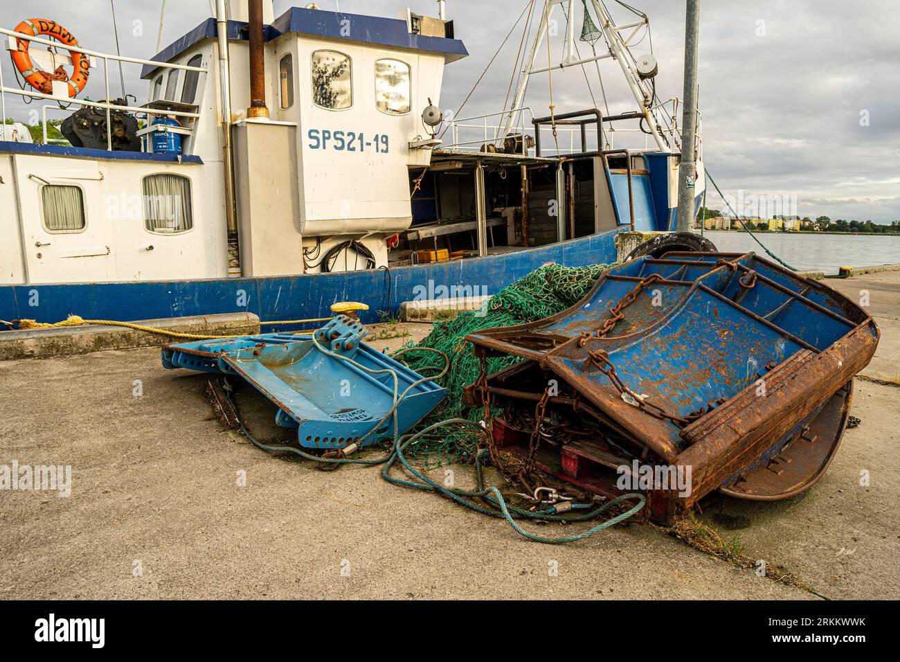 Port Dziwnów - bateaux de pêche dans le port Banque D'Images