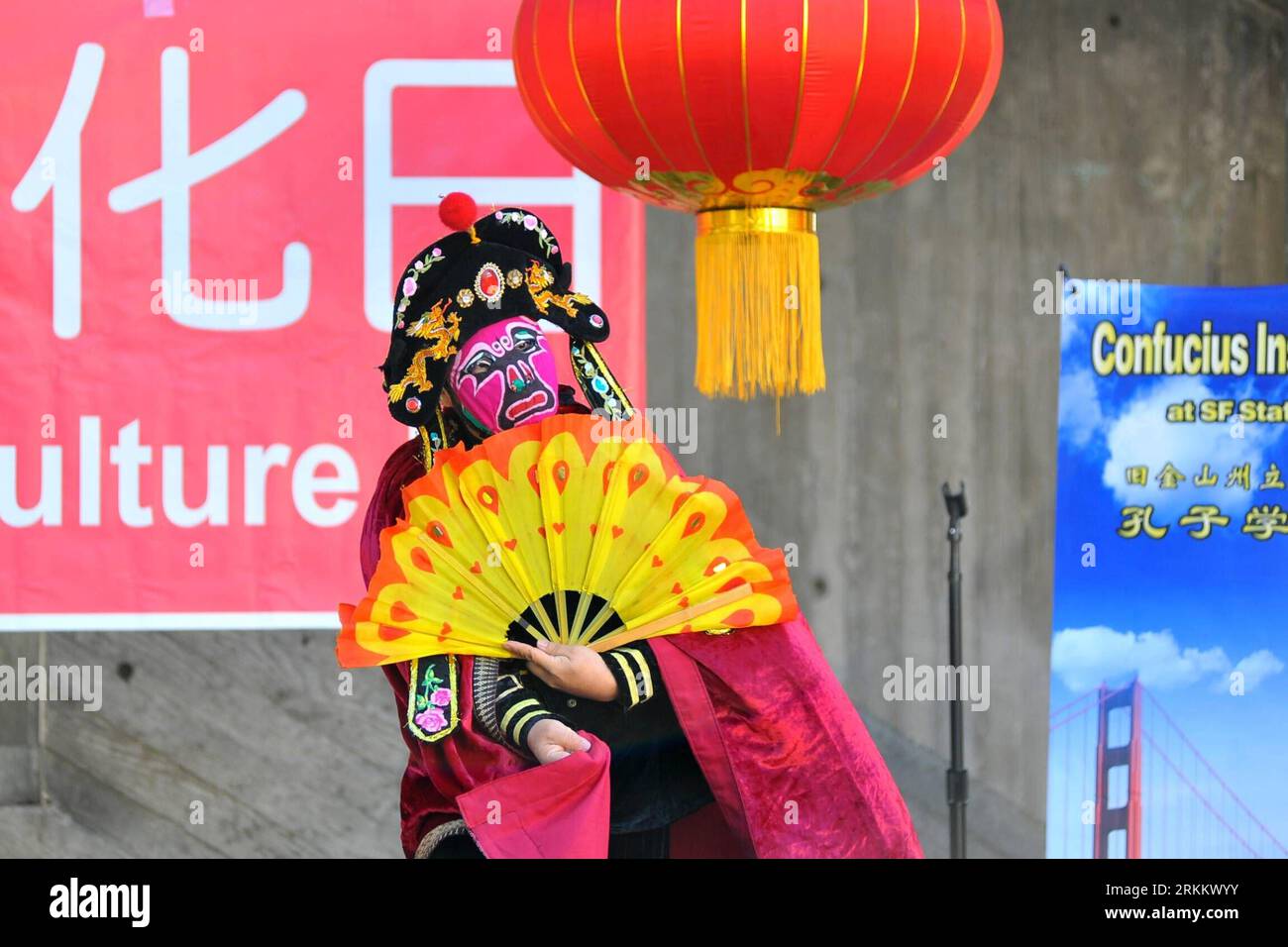 Bildnummer : 56284317 Datum : 14.11.2011 Copyright : imago/Xinhua (111115) -- SAN FRANCISCO, 15 novembre 2011 (Xinhua) -- un artiste interprète un opéra chinois lors de la célébration de la Journée de la culture chinoise à l'Université d'État de San Francisco, aux États-Unis, le 14 novembre 2011. (Xinhua/Liu Yilin) (msq) U.S.-SAN FRANCISCO-CHINESE CULTURE PUBLICATIONxNOTxINxCHN Gesellschaft China Kultur Ausstellung USA x0x xtm 2011 quer 56284317 Date 14 11 2011 Copyright Imago XINHUA San Francisco Nov 15 2011 XINHUA to Artist interprète l'Opéra chinois lors de la célébration de la Journée de la culture chinoise À San Francisco State Banque D'Images