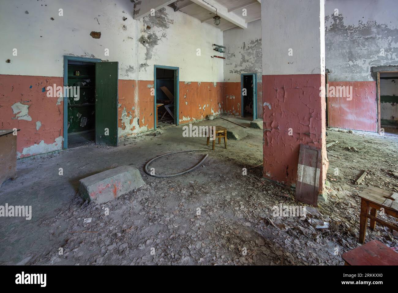 Intérieur de la caserne de pompiers abandonnée du village radar de Duga - zone d'exclusion de Tchernobyl, Ukraine Banque D'Images