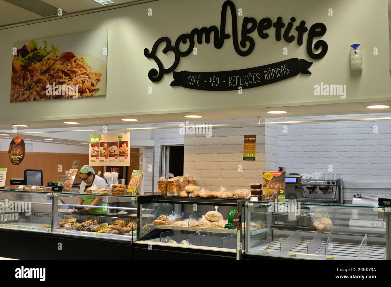Comptoir de nourriture buffet dans le supermarché Pingo Doce avec signe bon Apetite Banque D'Images