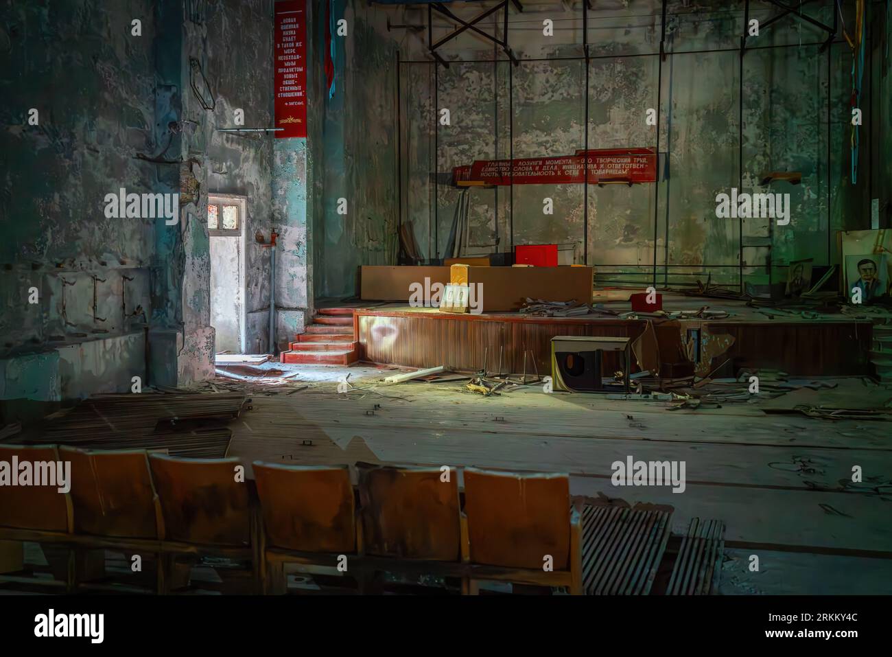 Intérieur abandonné du palais de la culture du village radar de Duga - zone d'exclusion de Tchernobyl, Ukraine Banque D'Images