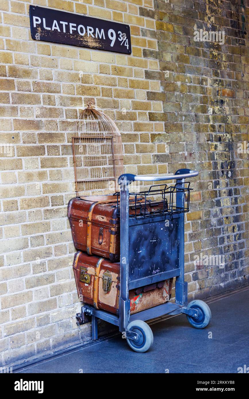 Londres, Royaume-Uni - 20 mai 2023 : quai 9 3/4 à la station King's Cross. Ceci est l'hommage British Rail à Harry Potter à la gare de Kings Cross à Londres en Banque D'Images