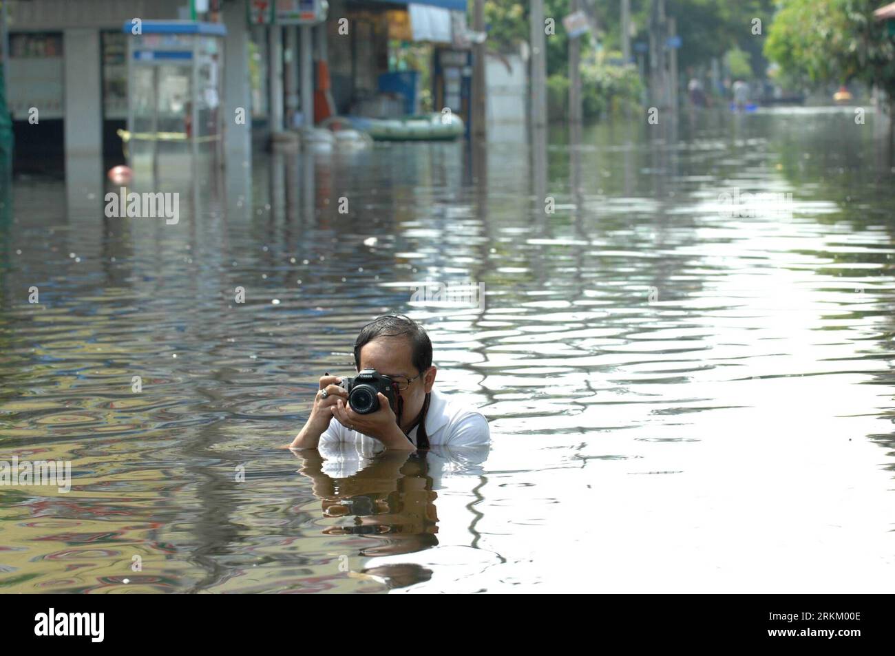 Bildnummer : 56296954 Datum : 18.11.2011 Copyright : imago/Xinhua (111118) -- BANGKOK, 18 novembre 2011 (Xinhua) -- un homme prend des photos dans les eaux de crue du district de Bang Khun Thian à Bangkok, Thaïlande, 18 novembre 2011. Un total de 594 morts ont été confirmés et deux étaient toujours portés disparus dans les inondations qui ont inondé de nombreuses provinces depuis plus de trois mois, a rapporté vendredi le Département thaïlandais de prévention et d’atténuation des catastrophes. (Xinhua/Rachen Sageamsak)(ctt) THAILAND-BANGKOK-FLOOD PUBLICATIONxNOTxINxCHN Gesellschaft Hochwasser Naturkatastrophe Thailand x0x xtm 2011 quer Highlight premiumd 5629 Banque D'Images