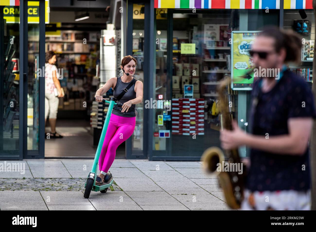 Ostrava, République tchèque. 25 août 2023. L'opéra au rythme du techno-optimisme pour 2 e-scooters et 4 hoverboards Bachelor Party de Frantisek Chaloupka a été joué lors de la 12e Biennale de musique contemporaine des Ostrava Days devant l'entrée principale du Forum Nova Karolina, le 25 août 2023, Ostrava. Crédit : Vladimir Prycek/CTK photo/Alamy Live News Banque D'Images