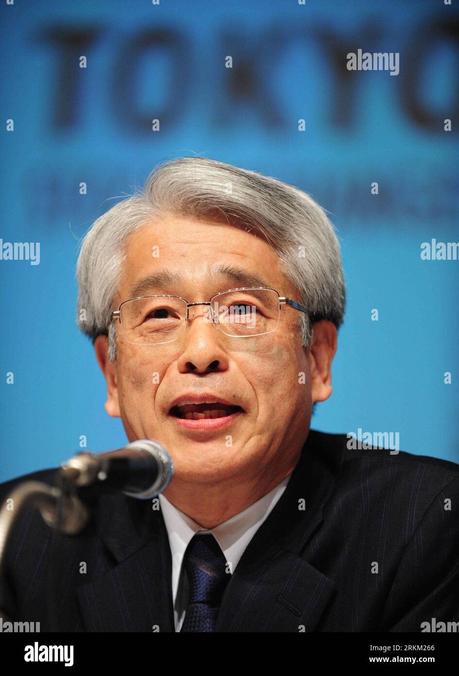 Bildnummer : 56386269 Datum : 22.11.2011 Copyright : imago/Xinhua (111122) -- TOKYO, 22 novembre 2011 (Xinhua) -- Michio Yoneda, président de la Bourse des valeurs d'Osaka (OSE), prononce une conférence de presse conjointe à Tokyo, capitale du Japon, le 22 novembre 2011. Tokyo stock Exchange (TSE) Group Inc. Et Osaka Securities Exchange (OSE) Co. Ont annoncé mardi qu'ils allaient fusionner en janvier 2013 pour créer la deuxième bourse mondiale dans le but d'accroître la compétitivité. (Xinhua/Ji Chunpeng) (lr) JAPAN-TOKYO-TSE-ose-MERGING-2013 PUBLICATIONxNOTxINxCHN People Wirtschaft Börse x0x xst premiumd 2011 hoch 5 Banque D'Images