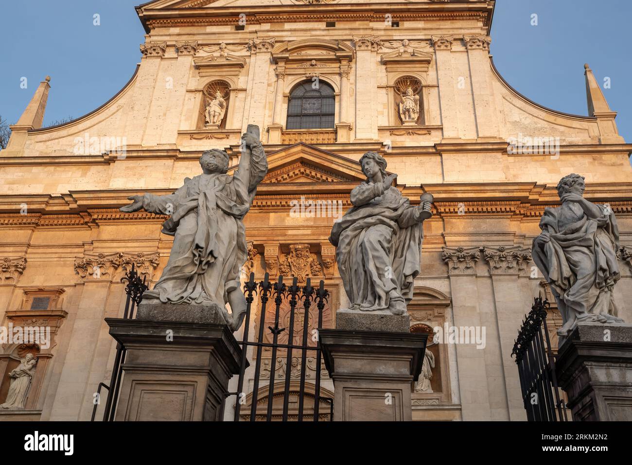 Douze statues des Apôtres devant l'église des Saints Pierre et Paul - St. Andrew et St. Jean l'Evangéliste - Cracovie, Pologne Banque D'Images