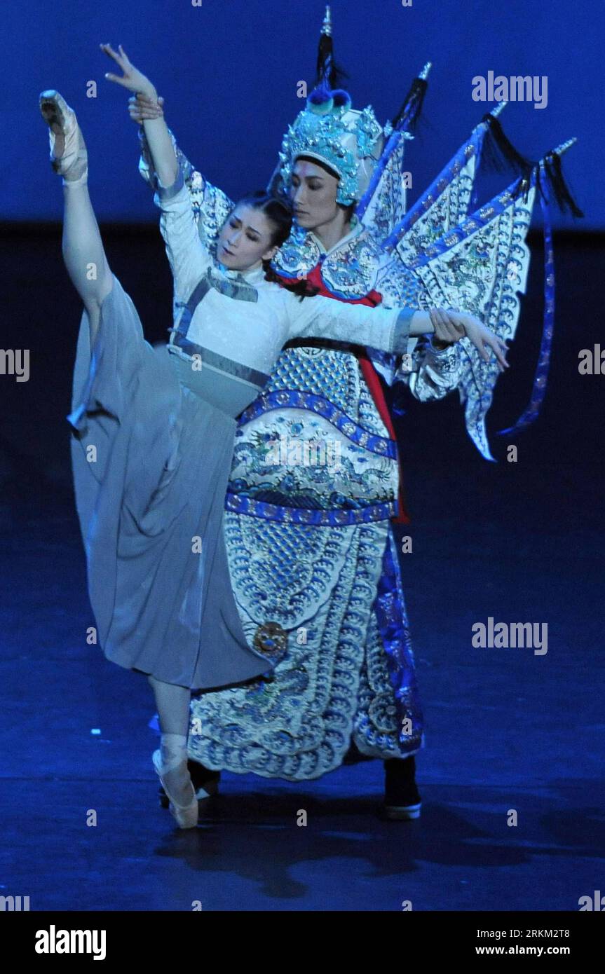 Bildnummer : 56413629 Datum : 23.11.2011 Copyright : imago/Xinhua (111123) -- MACAO, 23 novembre 2011 (Xinhua) -- des acteurs du Ballet national de Chine (NBC) se produisent lors d'un gala de ballet au Centre culturel de Macao, Chine méridionale, le 23 novembre 2011. Une collection de chefs-d'œuvre célèbres de chorégraphes classiques et modernes de Chine et d'Occident a été présentée dans le programme, à l'occasion du 12e anniversaire de la région administrative spéciale de Macao (RAS). (Xinhua/Cheong Kam Ka)(mcg) CHINA-MACAO-NBC-BALLET GALA (CN) PUBLICATIONxNOTxINxCHN Gesellschaft x2x xtm 2011 hoch o0 Ballett Tanz Kunst Kul Banque D'Images