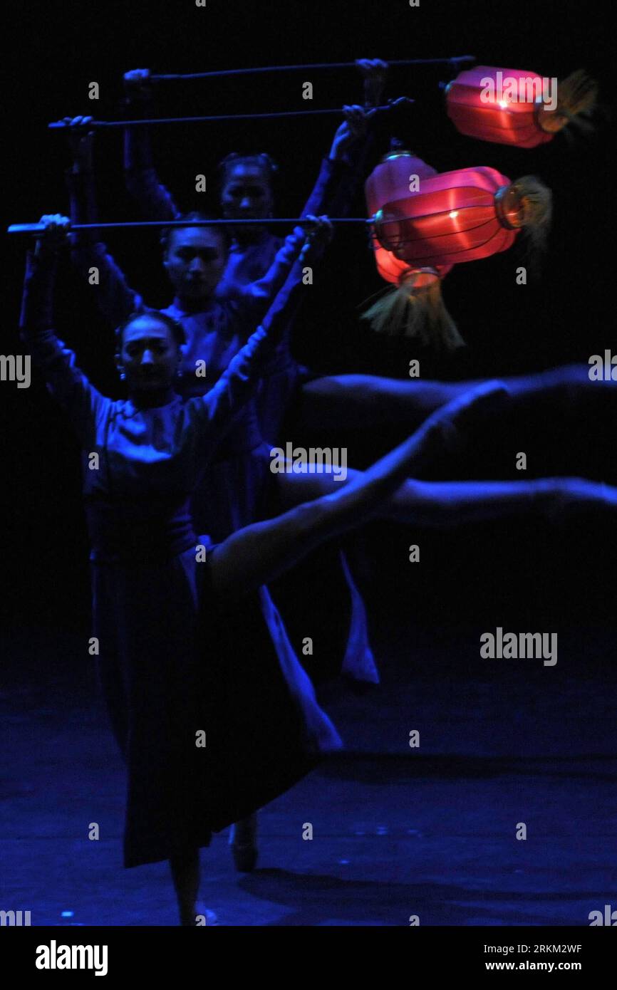 Bildnummer : 56413627 Datum : 23.11.2011 Copyright : imago/Xinhua (111123) -- MACAO, 23 novembre 2011 (Xinhua) -- les actrices du Ballet national de Chine (NBC) se produisent lors d'un gala de ballet au Centre culturel de Macao, dans le sud de la Chine, le 23 novembre 2011. Une collection de chefs-d'œuvre célèbres de chorégraphes classiques et modernes de Chine et d'Occident a été présentée dans le programme, à l'occasion du 12e anniversaire de la région administrative spéciale de Macao (RAS). (Xinhua/Cheong Kam Ka)(mcg) CHINA-MACAO-NBC-BALLET GALA (CN) PUBLICATIONxNOTxINxCHN Gesellschaft x2x xtm 2011 hoch o0 Ballett Tanz Kunst K Banque D'Images