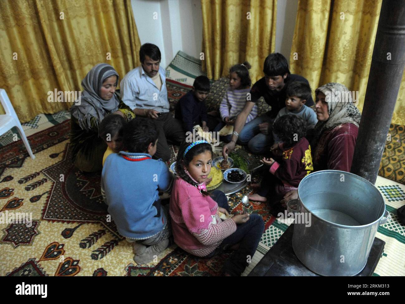 Bildnummer : 56419111 Datum : 23.11.2011 Copyright : imago/Xinhua (111124) -- DAMAS, 24 novembre 2011 (Xinhua) -- Ahmed et sa famille dînent chez eux à Koukab, à 20 kilomètres à l'ouest de Damas, capitale de la Syrie, le 23 novembre 2011. (Xinhua/Yin Bogu) (zx) SYRIE-DAMAS-VIE QUOTIDIENNE PUBLICATIONxNOTxINxCHN Gesellschaft Fotostory xjh x2x 2011 quer o0 Einheimische Syrer Familie Alltag essen Vater Mutter kind 56419111 Date 23 11 2011 Copyright Imago XINHUA Damas nov. 24 2011 XINHUA Ahmed et sa famille dînent À la maison à 20 kilomètres À L'OUEST de Damas capitale de la Syrie nov. 23 2011 XINHUA Banque D'Images