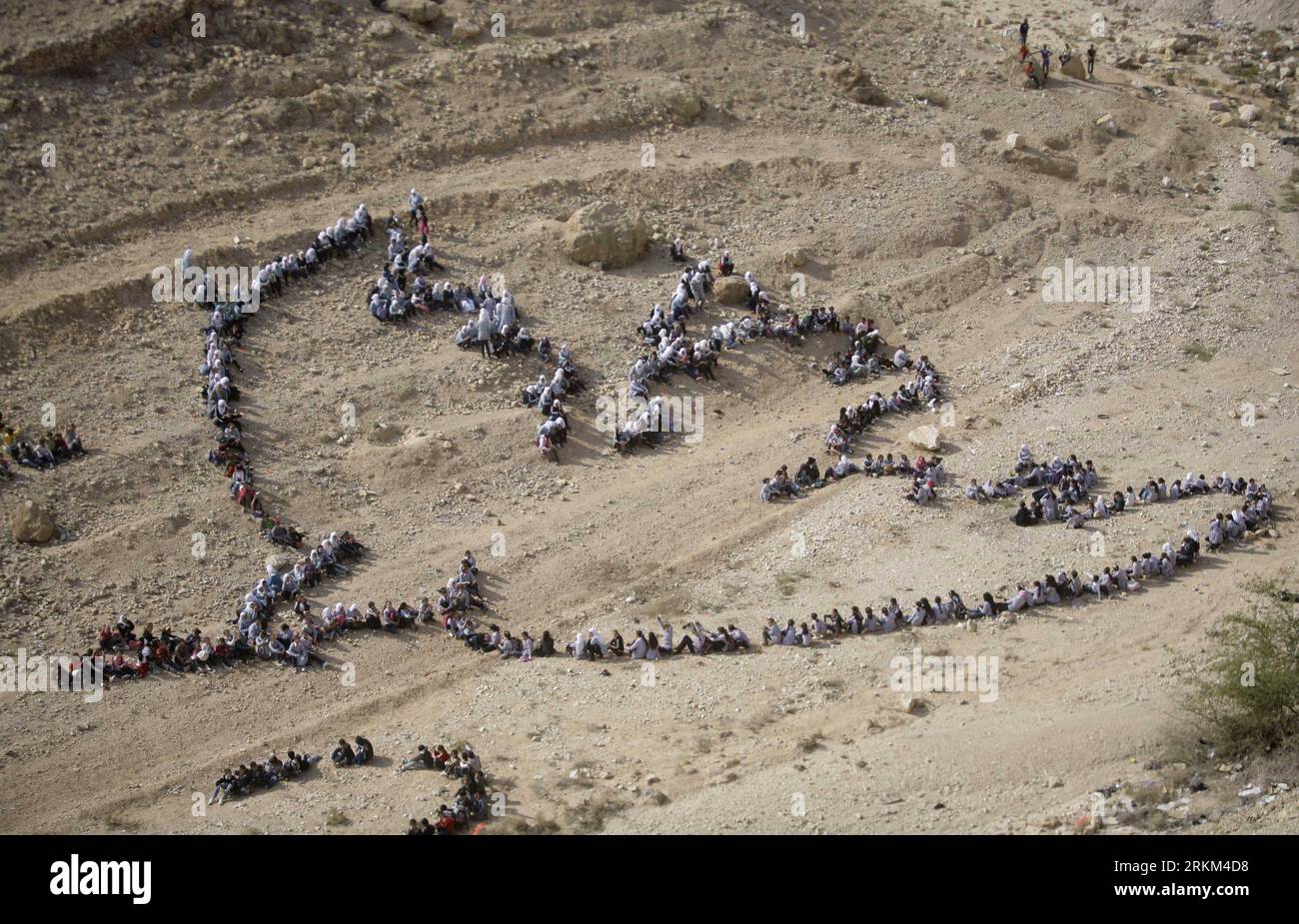 Bildnummer : 56476095 Datum : 25.11.2011 Copyright : imago/Xinhua (111125) -- JÉRUSALEM, 25 novembre 2011 (Xinhua) -- les élèves palestiniens des écoles des Nations Unies dans la région de Jéricho forment une image aérienne en forme de colombe de la paix de Pablo Picasso, au pied du Mont de la tentation juste à l extérieur de la ville de Jéricho en Cisjordanie, le 25 novembre 2011. L'initiative de l'ONU a été prise en collaboration avec l'artiste aérien de renommée mondiale, John Quigley, pour envoyer un message de paix au monde entier. (Xinhua/Muammar Awad) MIDEAST-WEST BANK-JERICHO-PEACE DOVE PUBLICATIONxNOTxINxCHN Politik Gesellschaft un Schüler F Banque D'Images