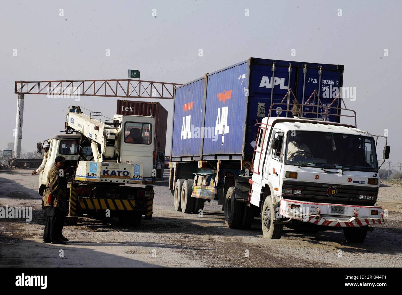 Bildnummer : 56507857 Datum : 27.11.2011 Copyright : imago/Xinhua (111127) -- TORKHAM, 27 novembre 2011 (Xinhua) -- Un camion transportant des fournitures pour les forces de l'OTAN en Afghanistan revient du poste frontalier de Torkham au nord-ouest du Pakistan, le 27 novembre 2011. Les forces de sécurité pakistanaises ont bloqué les fournitures de l'OTAN à l'Afghanistan après une frappe aérienne de l'OTAN samedi matin sur un poste de contrôle de l'armée dans le nord-ouest du Pakistan, qui a tué 28 soldats pakistanais et blessé 15 autres, a rapporté la chaîne de télévision urdu locale Duniya. (Xinhua/Umar Qayyum) (zwx) PAKISTAN-NATO-SUPPLY-BLOCK PUBLICATIONxNOTxINxCHN Gesellschaft P Banque D'Images