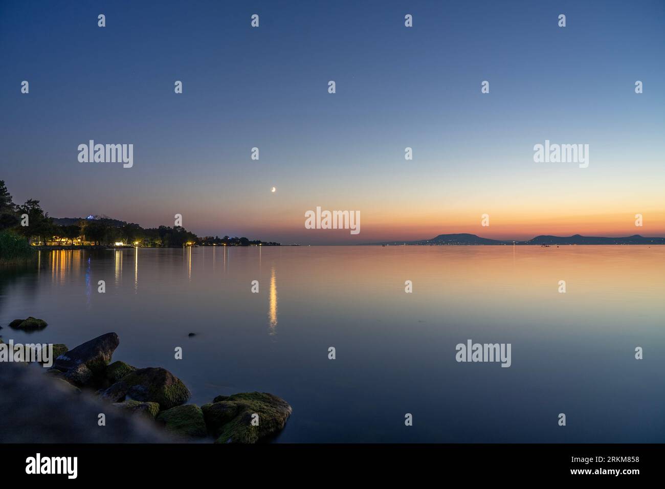 Coucher de soleil au lac Balaton avec les montagnes de la partie nord en arrière-plan. Banque D'Images