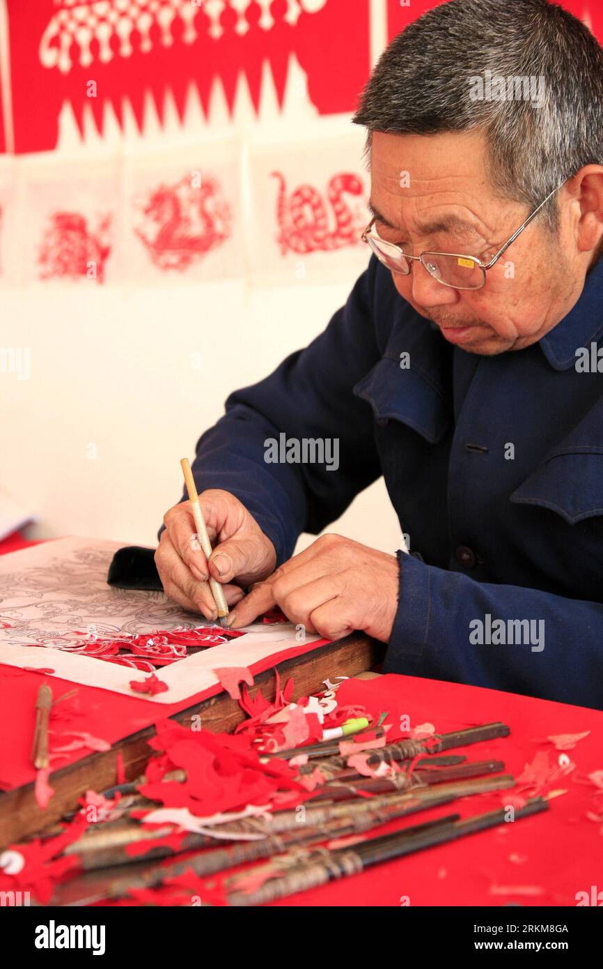 Bildnummer : 56542089 Datum : 30.11.2011 Copyright : imago/Xinhua (111202) -- TIANJIN, 2 décembre 2011 (Xinhua) -- Liu Shicun crée des œuvres de sculpture sur papier dans le canton de Fengtai du comté de Ninghe à Tianjin, dans le nord de la Chine, le 30 novembre 2011. Aujourd'hui, face à la montée de la production mécanisée d'œuvres d'art, seuls quelques artisans comme Liu sont encore engagés dans la fabrication des créations de sculpture sur papier à la main. (Xinhua/Ren Lihua) CHINA-TIANJIN-PAPER-CARVING-ARTWORK (CN) PUBLICATIONxNOTxINxCHN Gesellschaft Kunsthandwerk Papierschnitt Scherenschnitt papier schneiden Fotostory China x0x xtm 2011 hoch 56542089 Date 30 Banque D'Images