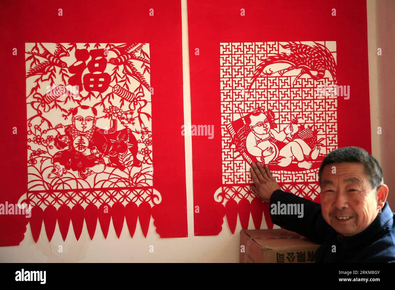 Bildnummer : 56542090 Datum : 30.11.2011 Copyright : imago/Xinhua (111202) -- TIANJIN, 2 décembre 2011 (Xinhua) -- Liu Shicun montre ses œuvres de sculpture sur papier dans le canton de Fengtai du comté de Ninghe à Tianjin, dans le nord de la Chine, le 30 novembre 2011. Aujourd'hui, face à la montée de la production mécanisée d'œuvres d'art, seuls quelques artisans comme Liu sont encore engagés dans la fabrication des créations de sculpture sur papier à la main. (Xinhua/Ren Lihua) CHINA-TIANJIN-PAPER-CARVING-ARTWORK (CN) PUBLICATIONxNOTxINxCHN Gesellschaft Kunsthandwerk Papierschnitt Scherenschnitt papier schneiden Fotostory China x0x xtm 2011 quer 56542090 Date 3 Banque D'Images