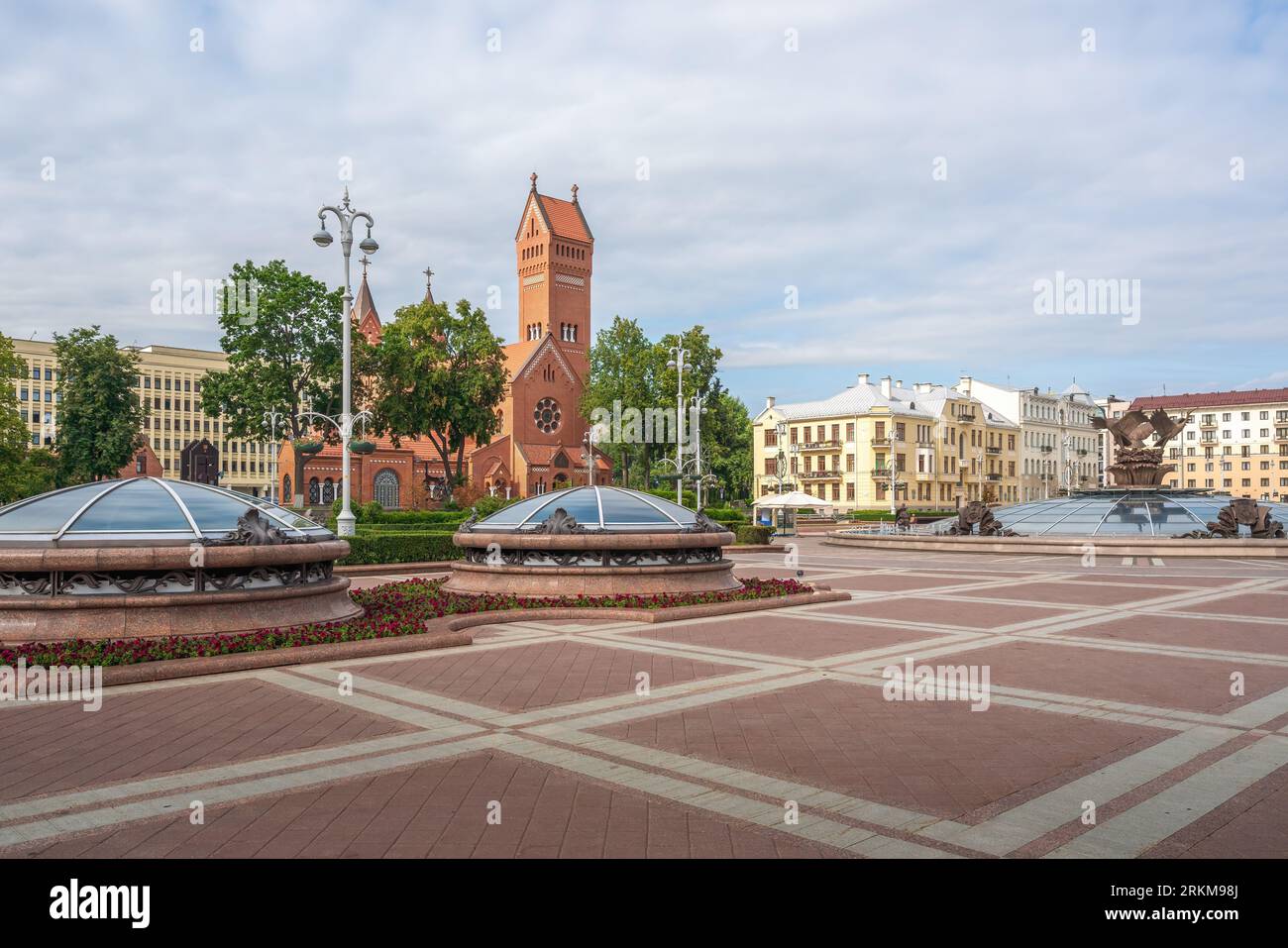 Place de l'indépendance et église des Saints Simon et Hélène - Église Rouge de Minsk - Minsk, Biélorussie Banque D'Images