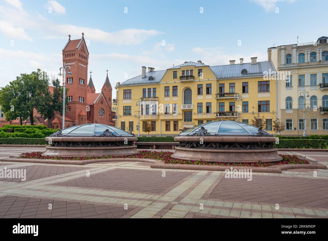 Place de l'indépendance et église des Saints Simon et Hélène - Église Rouge de Minsk - Minsk, Biélorussie Banque D'Images