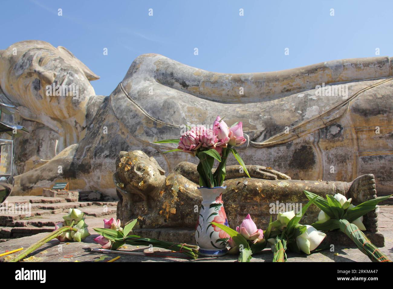 Bildnummer : 56608084 Datum : 04.12.2011 Copyright : imago/Xinhua (111205) -- AYUTTHAYA, 5 décembre 2011 (Xinhua) -- la statue géante du Bouddha accroupi est vue dans le Wat Lokkayasutha après que les eaux se soient complètement retirées à Ayutthaya, Thaïlande, 4 décembre 2011. Dimanche, l'Autorité du tourisme de Thaïlande a lancé une campagne de relance intitulée Belle Thaïlande dans la province d'Ayutthaya, au centre de la Thaïlande, qui a été durement touchée par les inondations. Plus de 1 500 bénévoles ont participé à l'événement pour nettoyer et restaurer les vues sur la ville. (Xinhua/Li Li) (djj) THAILAND-AYUTTHAYA-BEAUTIFUL THAILAND PUBLICATIONxNOTxINxCHN Reisen Banque D'Images