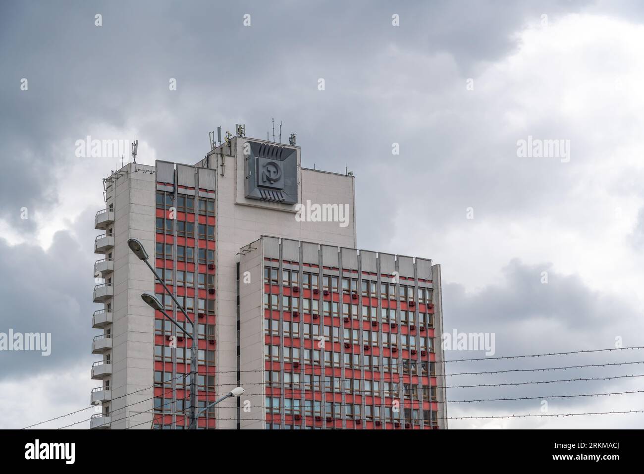 Bâtiment de l'ère soviétique avec marteau et faucille à Pobeditelei Avenue - Minsk, Biélorussie Banque D'Images