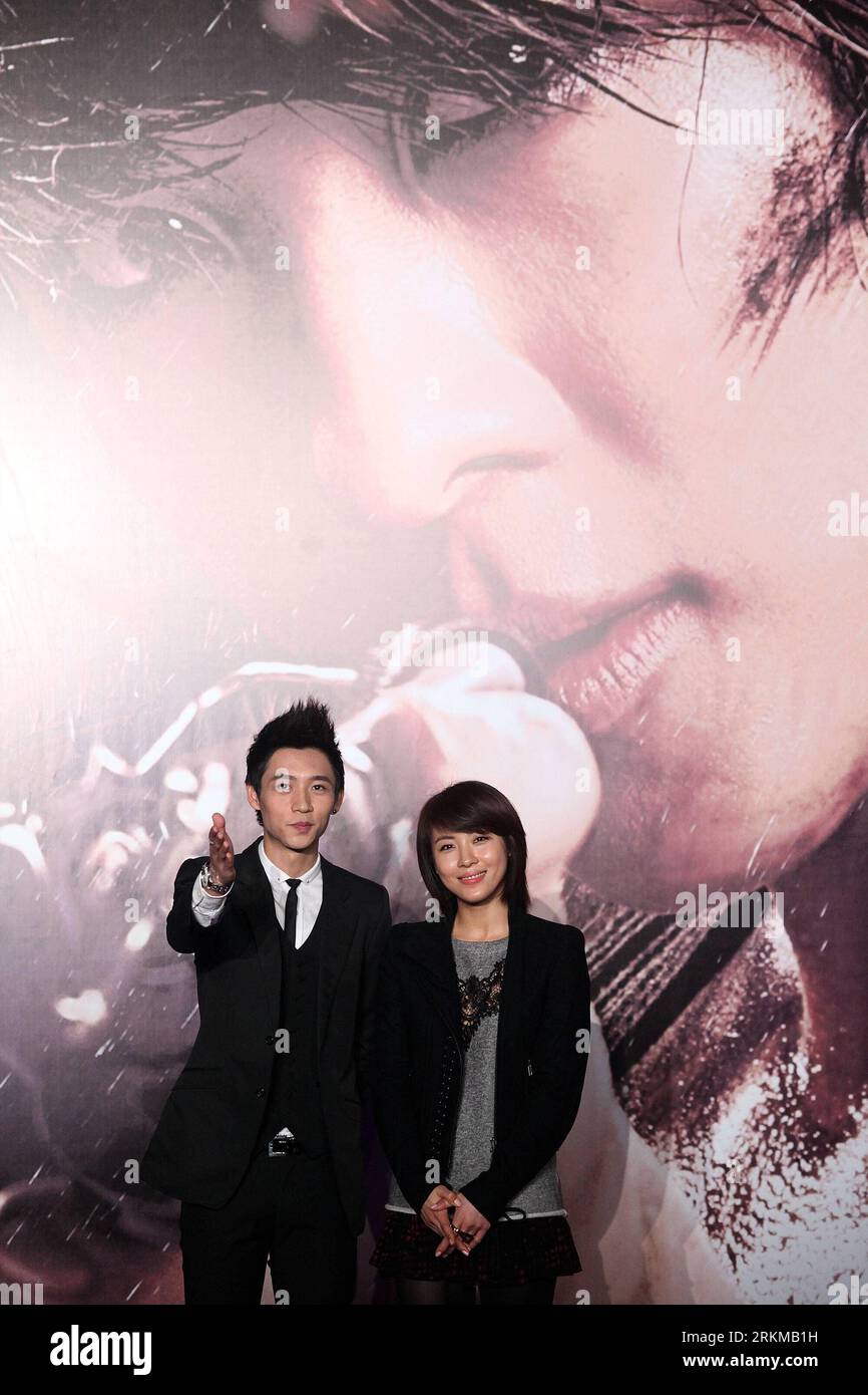 Bildnummer : 56647029 Datum : 06.12.2011 Copyright : imago/Xinhua (111206) -- BEIJING, 6 décembre 2011 (Xinhua) -- le chanteur chinois Wei Chen (à gauche) et l'actrice sud-coréenne Ji-won Ha assistent à une conférence de presse pour le nouveau film Sector 7 à Beijing, capitale de la Chine, le 6 décembre 2011. Le film a commencé à être projeté dans les salles chinoises mardi. (Xinhua/Yang le) (llp) CHINA-BEIJING-FILM SECTOR 7 -PRESS CONFERENCE (CN) PUBLICATIONxNOTxINxCHN People film Entertainment Südkorea x0x xtm 2011 hoch 56647029 Date 06 12 2011 Copyright Imago XINHUA Beijing DEC 6 2011 XINHUA chanteur chinois Wei Chen l et South Ko Banque D'Images