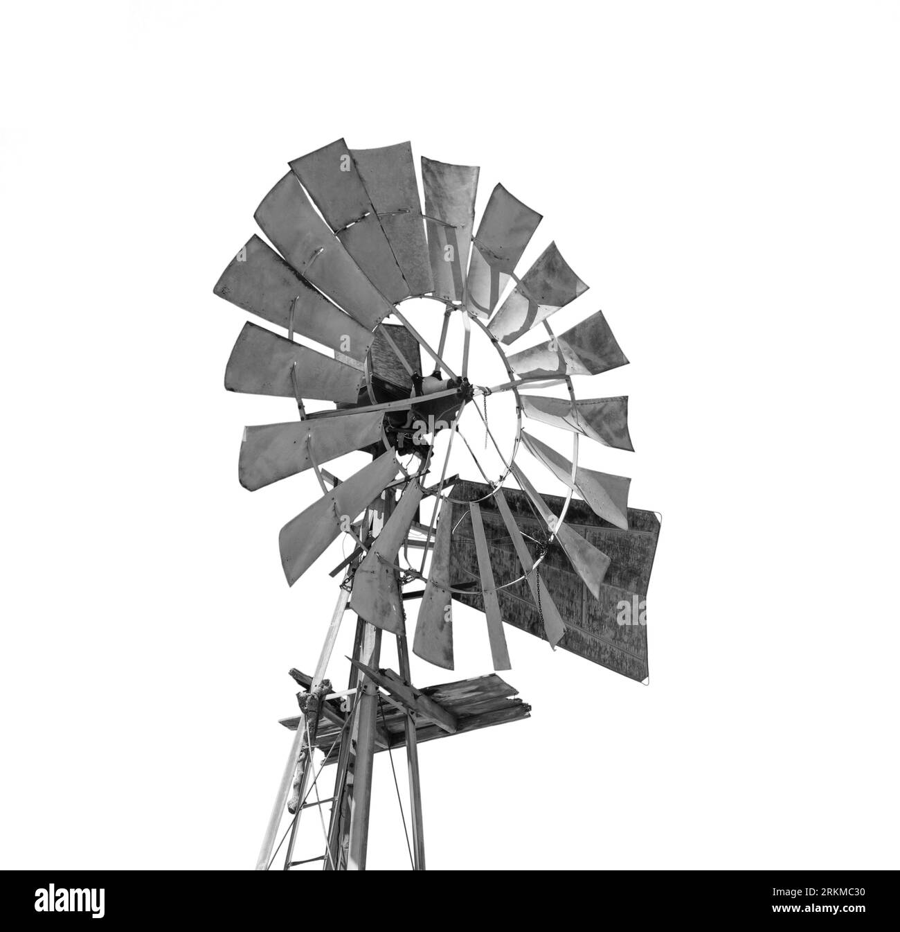 Windpump, vieux moulin à vent d'eau isolé sur fond blanc Banque D'Images