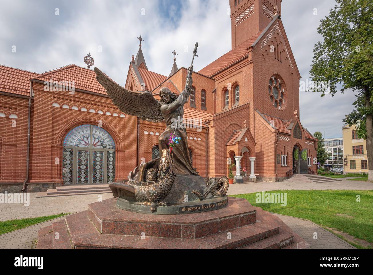 Statue de l'Archange Michel tuant le Dragon devant l'église des Saints Simon et Hélène - Minsk, Biélorussie Banque D'Images