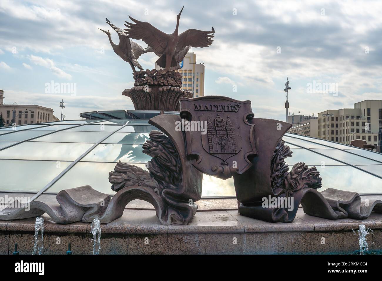 Fontaine de l'indépendance ou Fontaine des trois cigognes avec Moguilev (Mahilyow) blason sur la place de l'indépendance - Minsk, Biélorussie Banque D'Images