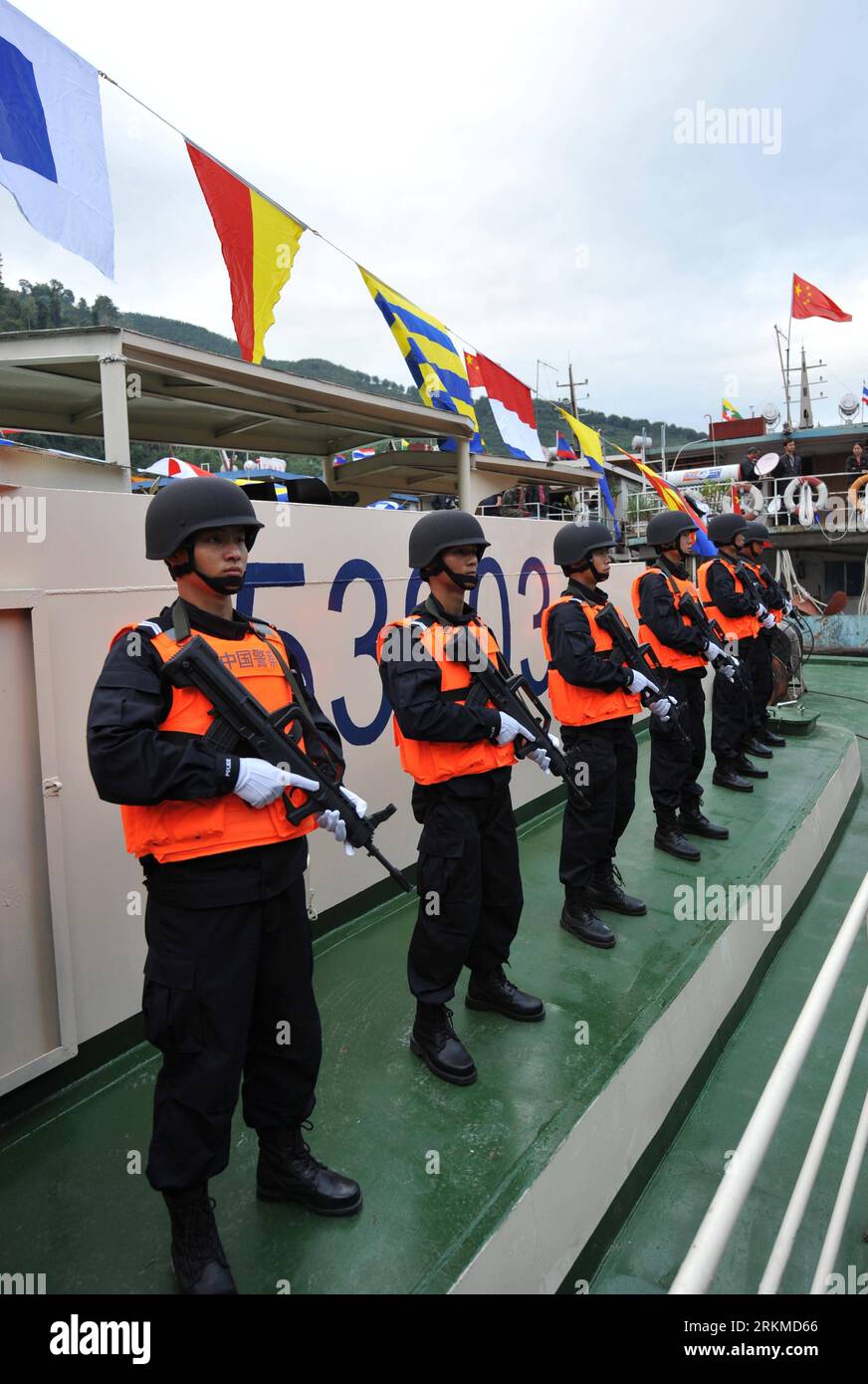 Bildnummer : 56682794 Datum : 10.12.2011 Copyright : imago/Xinhua (111210) -- GUANLEI, 10 décembre 2011 (Xinhua) -- des policiers chinois font la queue à bord d'un bateau de patrouille avant de quitter le port de Guanlei dans la préfecture autonome de Dai de Xishuangbanna, dans la province du Yunnan, au sud-ouest de la Chine, alors qu'une patrouille conjointe avec d'autres policiers du Laos, du Myanmar et de la Thaïlande le long du Mékong débute le 10 décembre 2011. Le coup d ' envoi de la patrouille conjointe, menée par les forces de police des quatre pays susmentionnés, a mis fin à une suspension de la navigation le long du Mékong à la suite d ' une attaque meurtrière contre Chine Banque D'Images