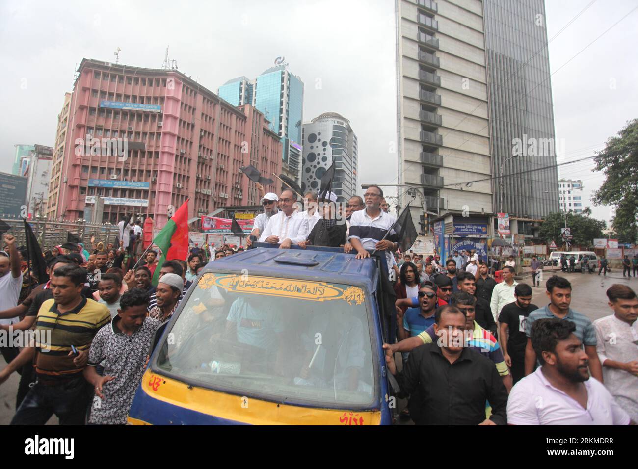 Dhaka Bangladesh 25 août 2023.des membres du comité permanent du parti, Mirza Abbas, et d'autres dirigeants et militants ont assisté à la marche noire Banque D'Images