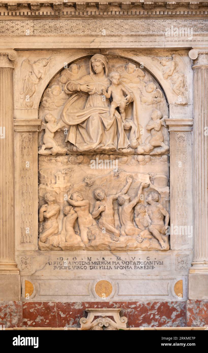 NAPLES, ITALIE - 20 AVRIL 2023 : le relief en marbre de la Vierge et des âmes du purgatoire dans l'église Chiesa San Pietro ad Aram de Gian Domenico d'Auria Banque D'Images