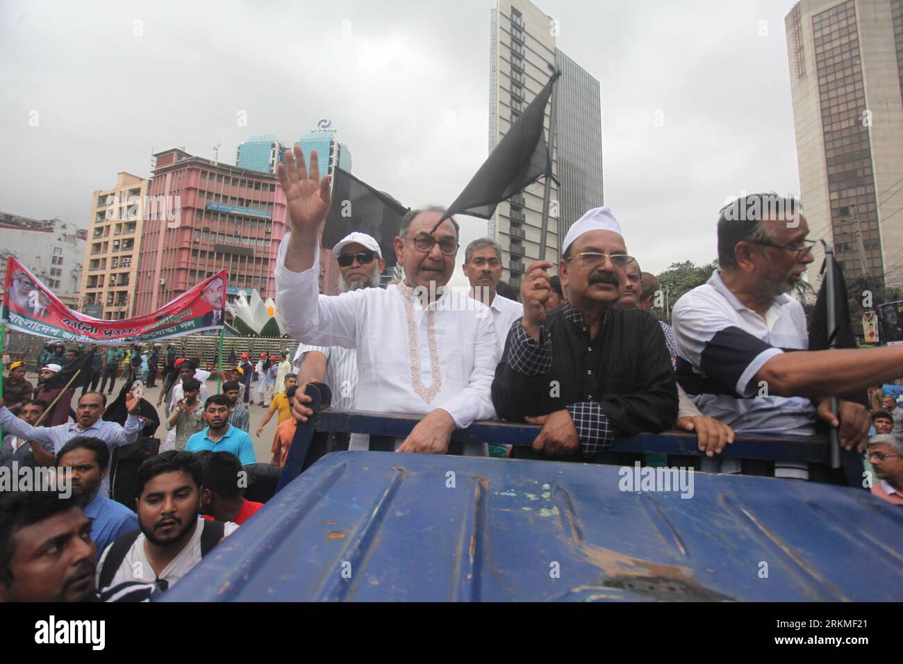 Dhaka Bangladesh 25 août 2023.des membres du comité permanent du parti, Mirza Abbas, et d'autres dirigeants et militants ont assisté à la marche noire Banque D'Images