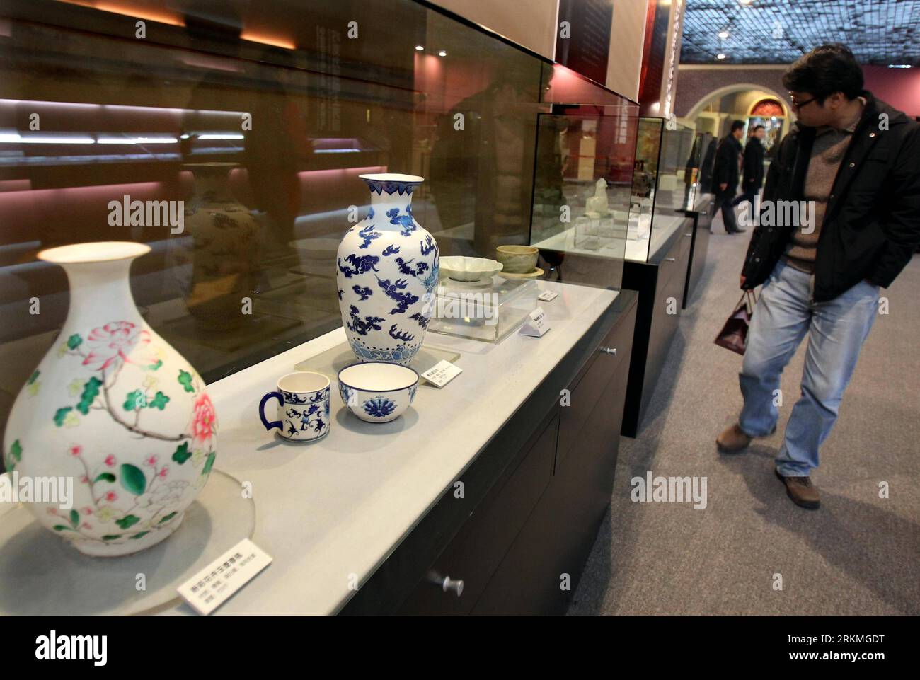 Bildnummer : 56714647 Datum : 15.12.2011 Copyright : imago/Xinhua (111215) -- SHANGHAI, 15 décembre 2011 (Xinhua) -- des vases en porcelaine en chocolat sont exposés au Shanghai World Chocolate Wonderland à Shanghai, dans l'est de la Chine, le 15 décembre 2011. (Xinhua/Liu Ying) (zgp) CHINA-SHANGHAI-WORLD CHOCOLATE WONDERLAND (CN) PUBLICATIONxNOTxINxCHN Wirtschaft Schokolade xns x2x 2011 quer o0 vase Ausstellungs 56714647 Date 15 12 2011 Copyright Imago XINHUA Shanghai DEC 15 2011 XINHUA porcelaine faite de chocolat sont montrés dans Shanghai World Chocolate Wonderland à Shanghai East China DEC 15 2011 XINHUA Liu Yi Banque D'Images