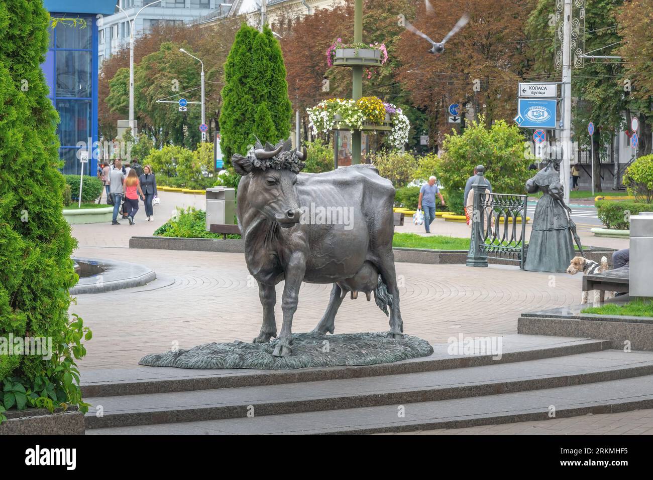 Sculpture de vache par Vladimir Zhbanov sur la place du marché Komarovsky - Minsk, Biélorussie Banque D'Images