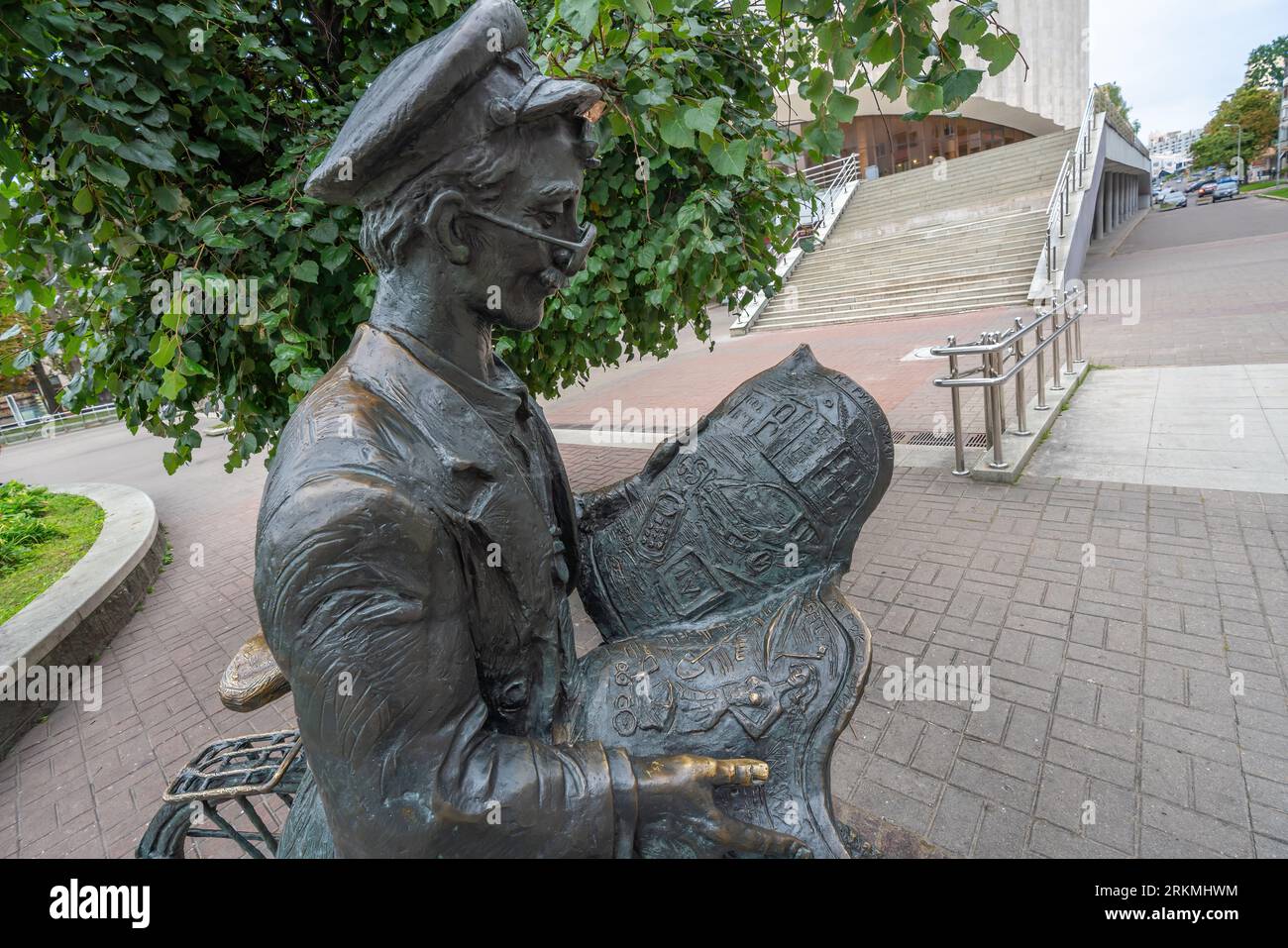 Sculpture du Postman de Vladimir Zhbanov et Eugène Kolchev - Minsk, Biélorussie Banque D'Images