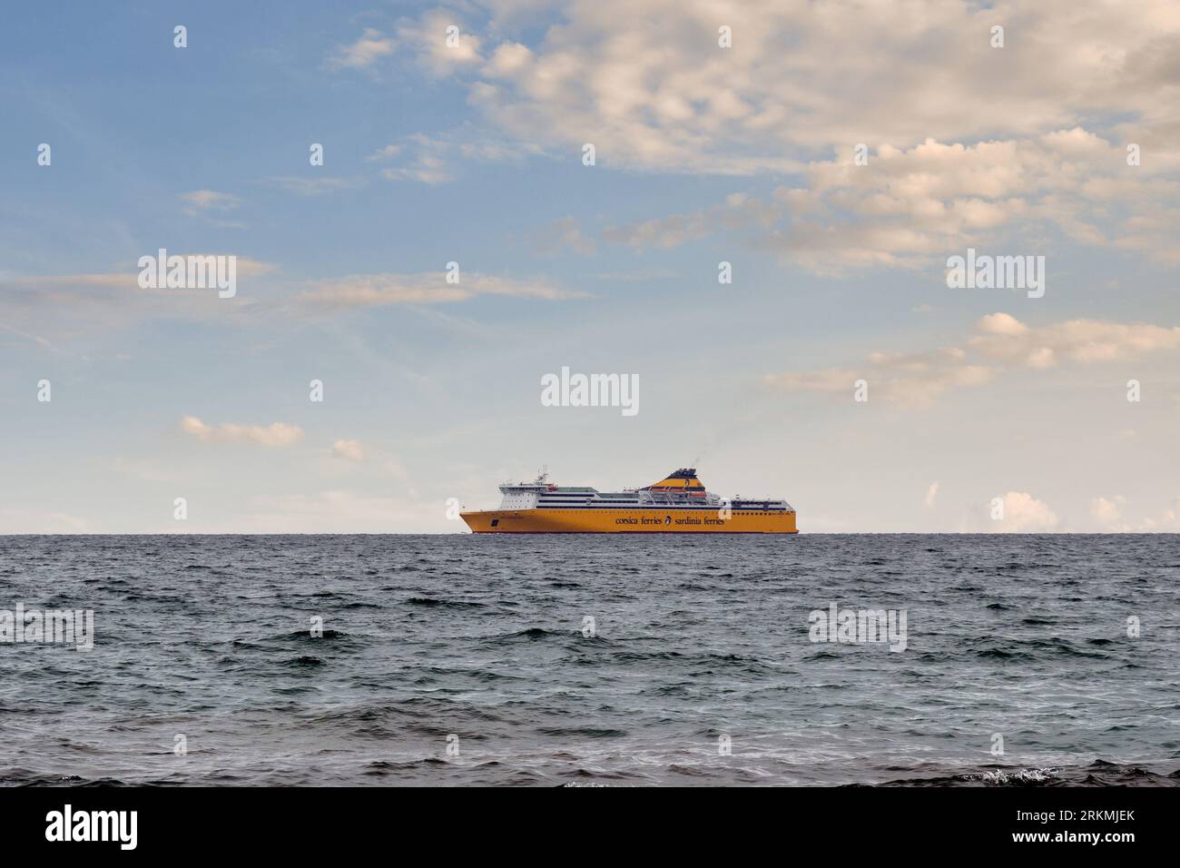 Corsica-Sardinia Ferries en navigation sur l'horizon marin au coucher du soleil, Savone, Ligurie, Italie Banque D'Images