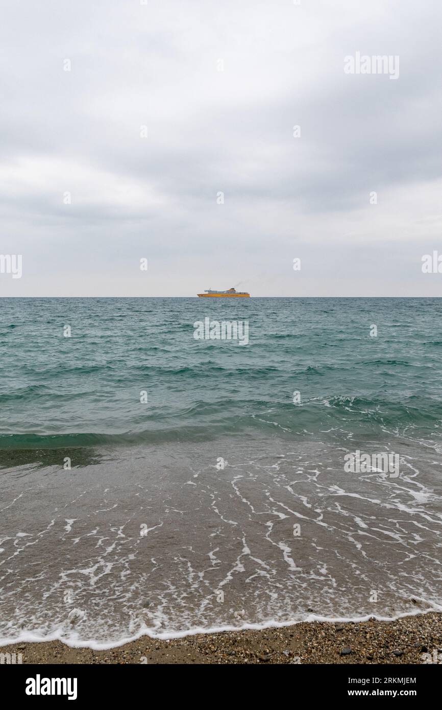 Corsica-Sardinia Ferries en navigation sur l'horizon de la mer, Savone, Ligurie, Italie Banque D'Images