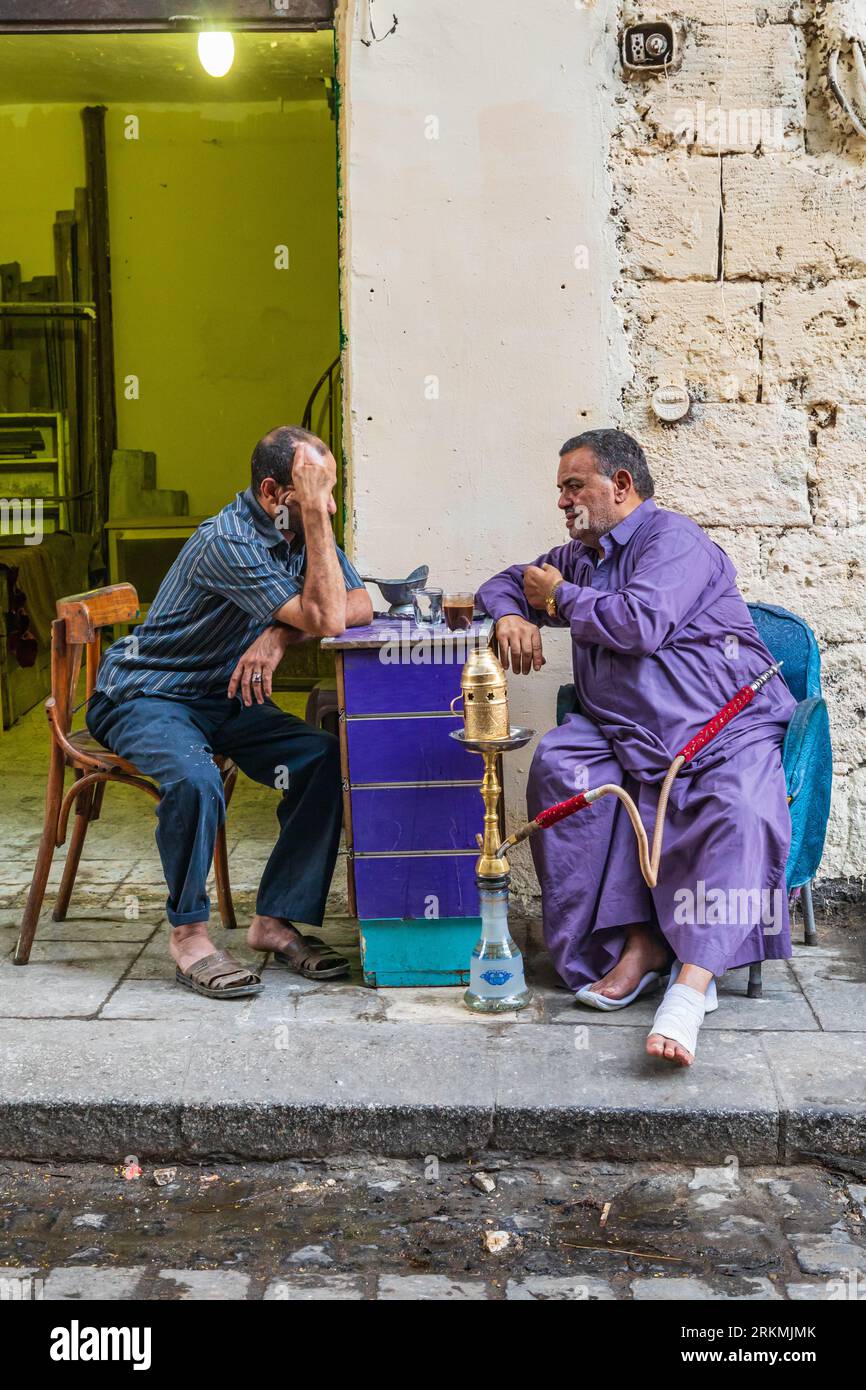 Caire, Egypte, Afrique. 16 octobre 2019. Deux hommes fumant une pipe à narguilé dans un café. Banque D'Images