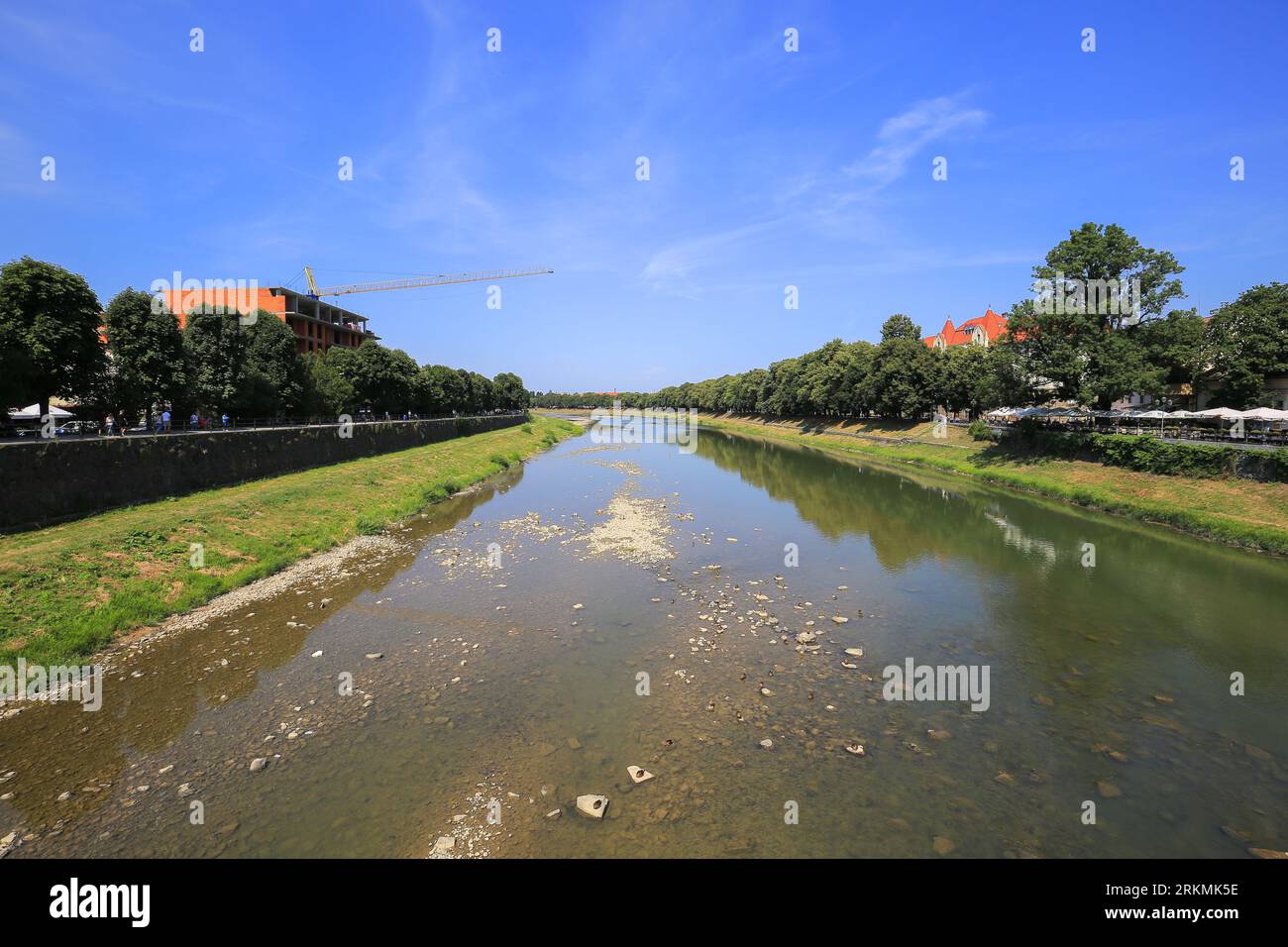 Paysage rivière Uzh dans la ville d'Uzhgorod en Ukraine Banque D'Images
