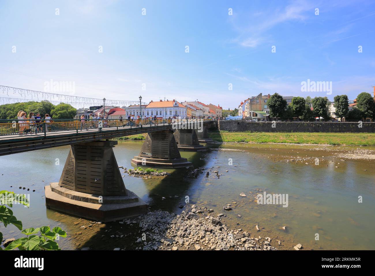 Pont piétonnier dans le centre de la ville d'Uzhgorod en Ukraine Banque D'Images