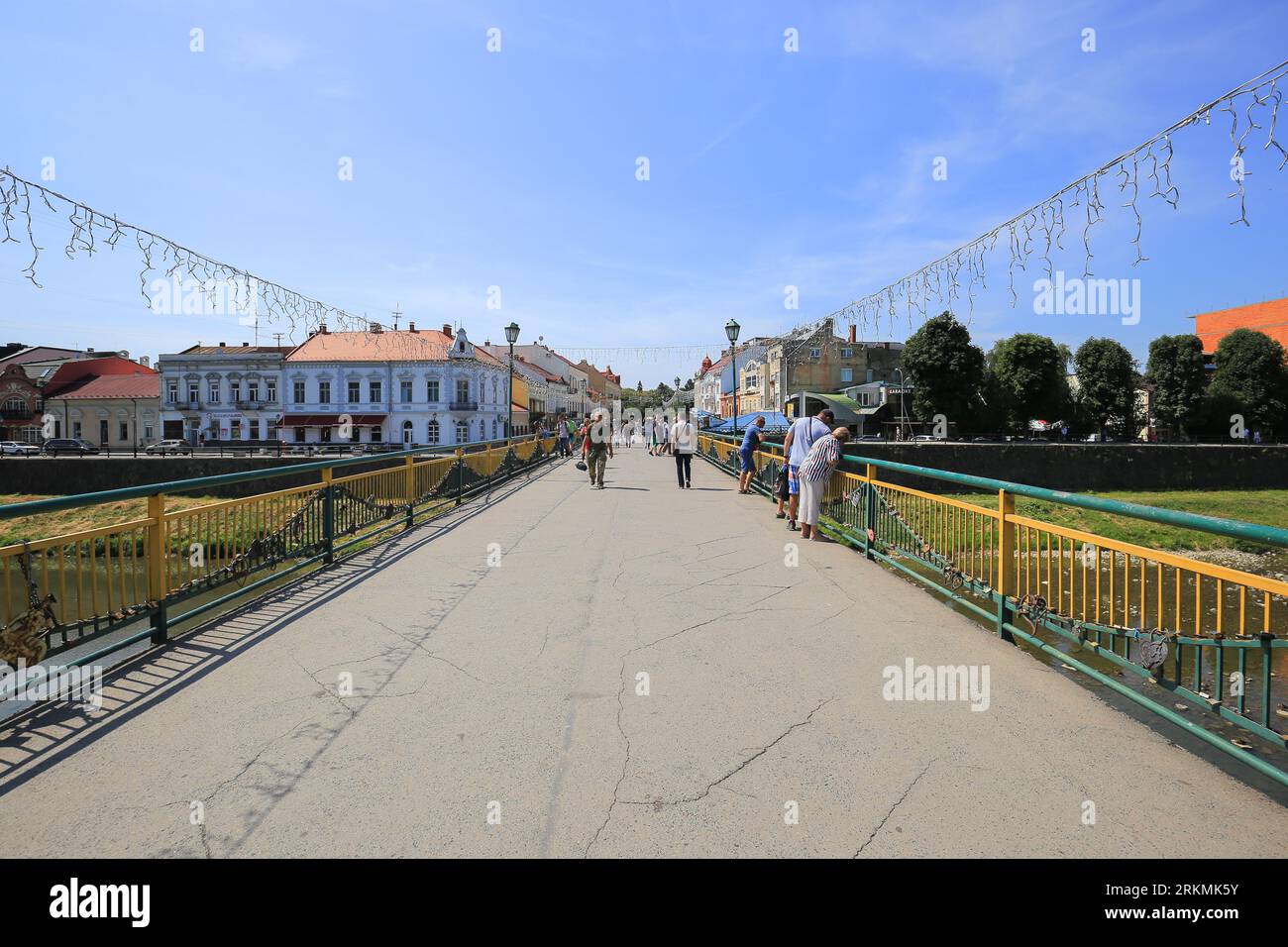 Pont piétonnier dans le centre de la ville d'Uzhgorod en Ukraine Banque D'Images