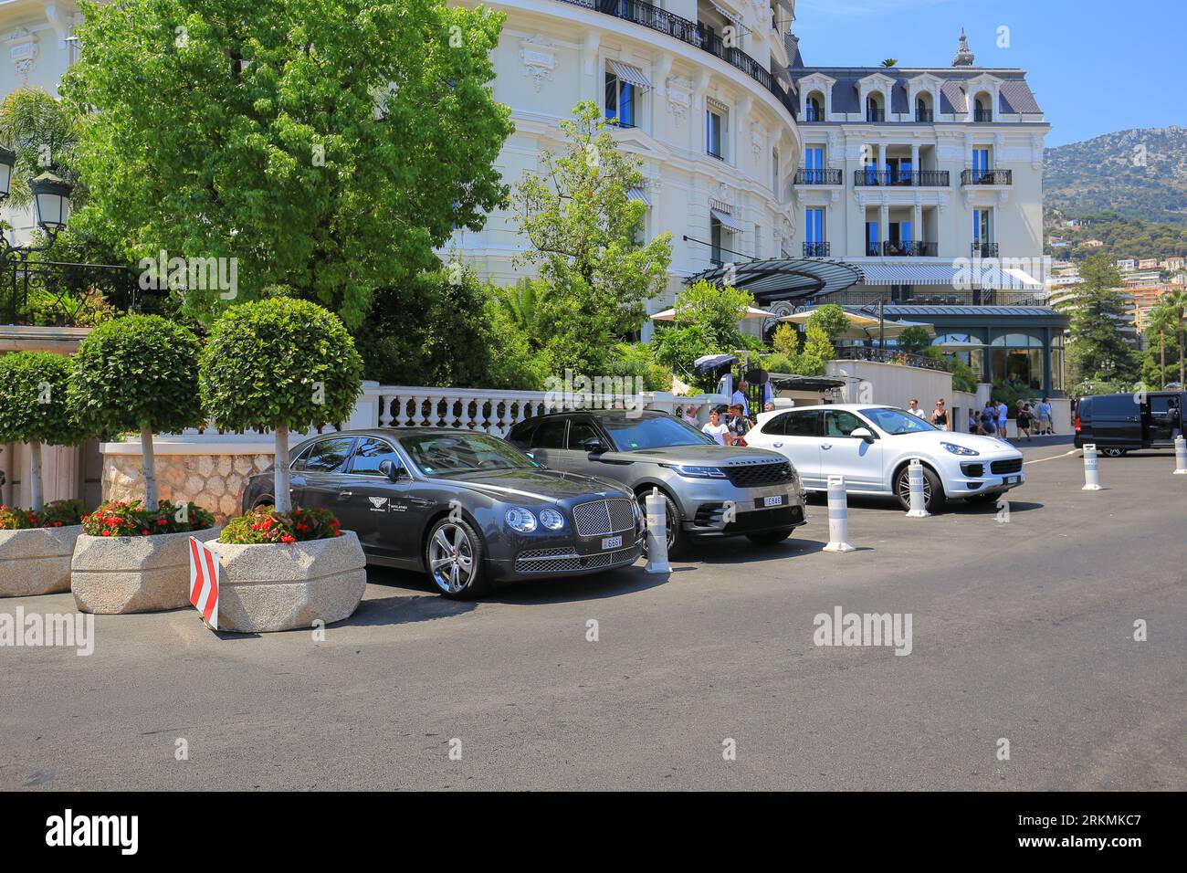 Voitures de luxe Bentley, Range Rover, Porsche garées près de l'hôtel à Monaco Banque D'Images