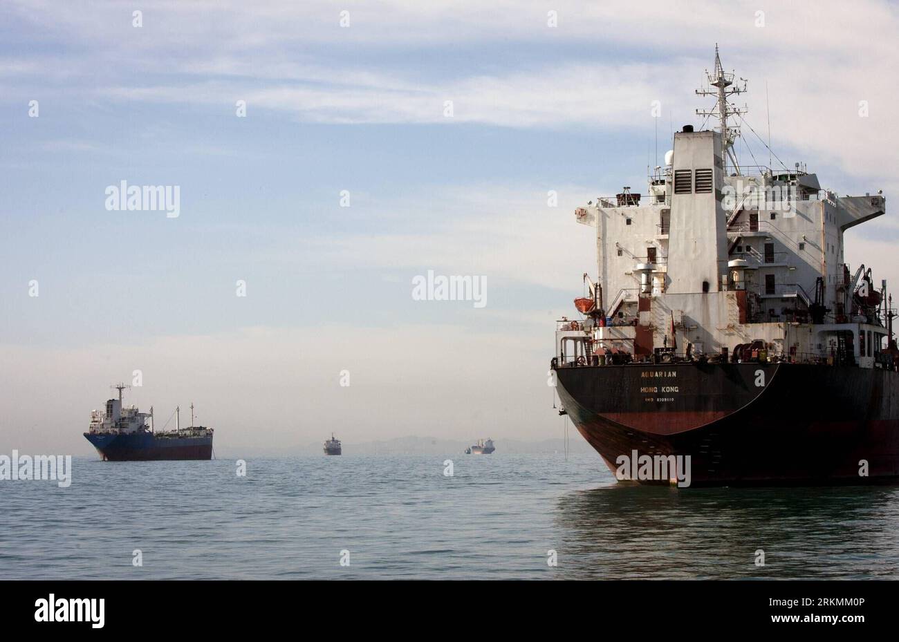 Bildnummer : 56784618 Datum : 23.12.2011 Copyright : imago/Xinhua (111223) -- TÉHÉRAN, 23 décembre 2011 (Xinhua) -- des navires sont vus dans le golfe Persique près de l'île de Qeshm dans le sud de l'Iran, 23 décembre 2011. Les manœuvres navales iraniennes baptisées velayat 90 commenceront samedi et couvriront une zone de 2 000 (1 250 miles) km s’étendant de l’est du détroit d’Ormuz dans le golfe Persique au golfe d’Aden. (Xinhua/Ahmad Halabsiaz) IRAN-PERSIAN GULF-QESHM PUBLICATIONxNOTxINxCHN Gesellschaft Wirtschaft Schifffahrt Schiff Frachtschiff Frachter Persischer Golf xdp x0x 2011 quer 56784618 Date 23 12 201 Banque D'Images