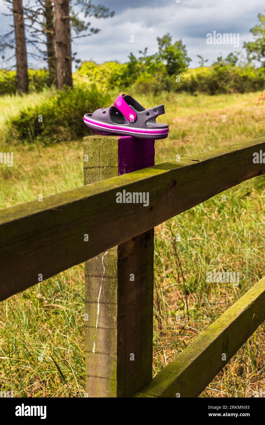 Quelqu'un a trouvé une chaussure sur la promenade de Wells-Next-Sea et l'a laissée sur le poteau de clôture, prise le 14 août 2023. Banque D'Images