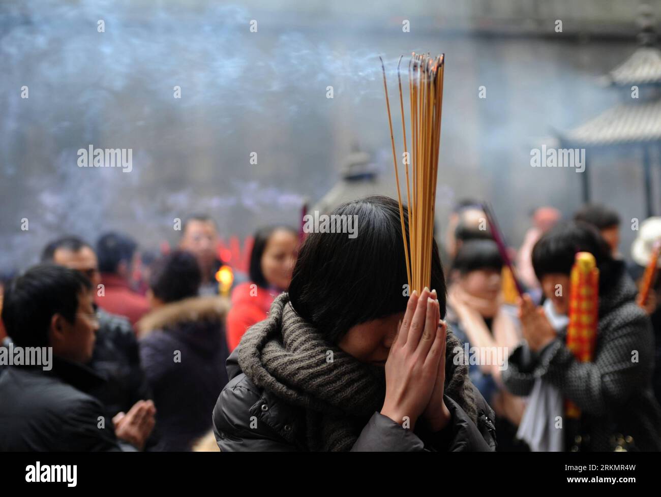 Bildnummer : 56797944 Datum : 01.01.2012 Copyright : imago/Xinhua (120101) -- HANGZHOU, 1 janvier 2012 (Xinhua) -- Une femme brûle de l'encens et des prières au temple Lingyin à Hangzhou, capitale de la province du Zhejiang de l'est de la Chine, 1 janvier 2012. Vieux de 1700 ans, le temple Lingyin, fondé à l origine en 328 pendant la dynastie Jin orientale, est l un des monastères les plus célèbres de Chine. (Xinhua/Han Chuanhao)(zkr) CHINE-HANGZHOU-NOUVEL AN-PRIÈRE(CN) PUBLICATIONxNOTxINxCHN Gesellschaft x2x 2012 quer o0 religion, Bouddhisme, Beten 56797944 Date 01 01 2012 Copyright Imago XINHUA Hangzhou Jan 1 2012 XINHUA une femme Banque D'Images