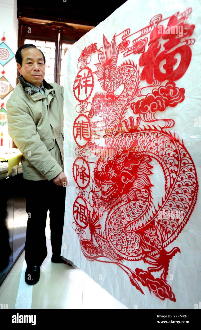 Bildnummer : 56802768 Datum : 02.01.2012 Copyright : imago/Xinhua (120103) -- SUZHOU, 3 janvier 2012 (Xinhua) -- Zheng Xianyun, un artiste de découpe de papier, montre son travail de bénédictions de dragon à Suzhou, dans la province de Jiangsu de l'est de la Chine, le 2 janvier 2012. L'ouvrage mesure 1,5 mètres de haut et 1 mètres de large. (Xinhua/Hang Xingwei) (wqc) CHINA-SUZHOU-CULTURE-PAPER-CUTTING (CN) PUBLICATIONxNOTxINxCHN Gesellschaft Kultur Tradition Kunst Papierschnitt Scherenschnitt xbs x0x 2012 hoch 56802768 Date 02 01 2012 Copyright Imago XINHUA Suzhou Jan 3 2012 XINHUA Zheng Xianyun un artiste de coupe de papier montre son Banque D'Images