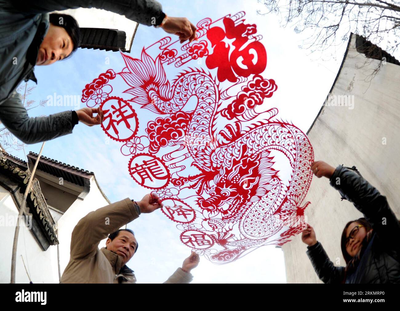 Bildnummer : 56802767 Datum : 02.01.2012 Copyright : imago/Xinhua (120103) -- SUZHOU, 3 janvier 2012 (Xinhua) -- Zheng Xianyun(C), un artiste de découpe de papier, montre son travail de bénédictions de dragon auspicieuses à Suzhou, dans la province de Jiangsu de l'est de la Chine, le 2 janvier 2012. L'ouvrage mesure 1,5 mètres de haut et 1 mètres de large. (Xinhua/Hang Xingwei) (wqc) CHINA-SUZHOU-CULTURE-PAPER-CUTTING (CN) PUBLICATIONxNOTxINxCHN Gesellschaft Kultur Tradition Kunst Papierschnitt Scherenschnitt xbs x0x 2012 quer 56802767 Date 02 01 2012 Copyright Imago XINHUA Suzhou Jan 3 2012 XINHUA Zheng Xianyun C a Paper Cutting Artist shows Banque D'Images