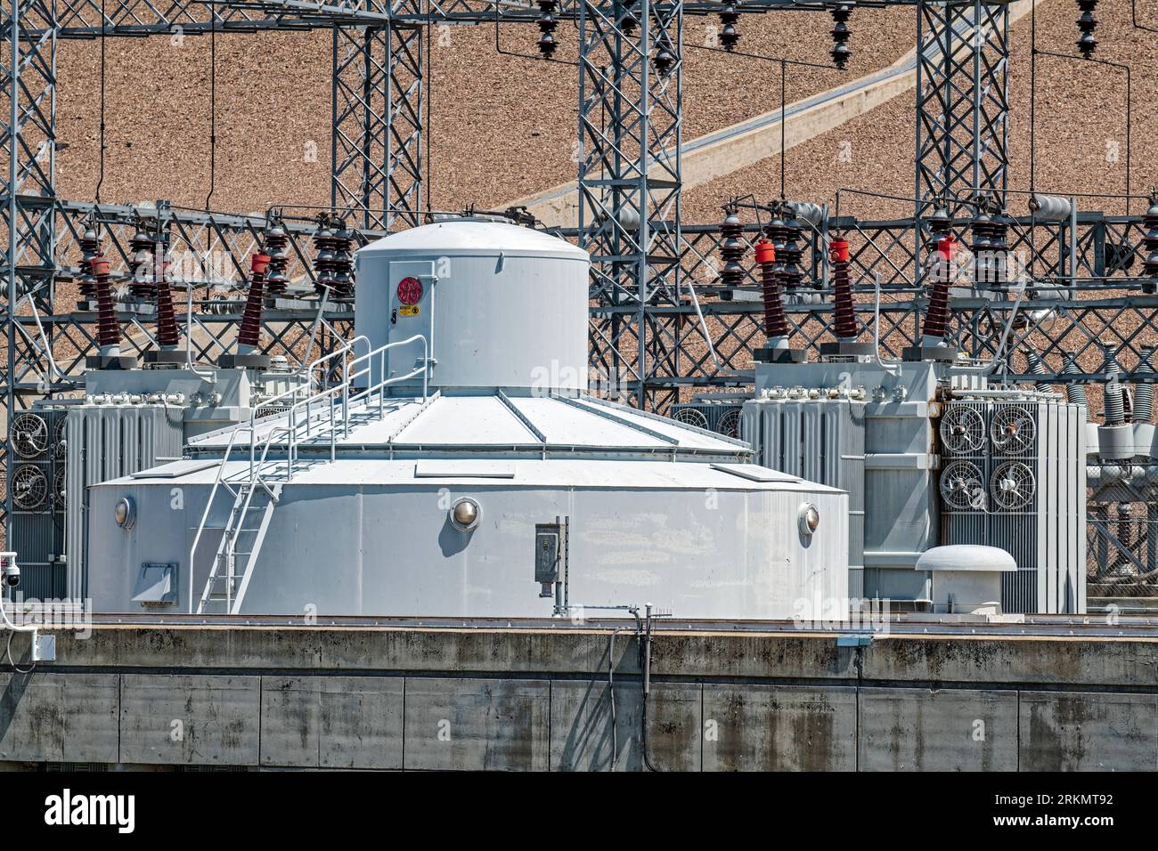 Le boîtier d’une génératrice à turbine au barrage C.J. Strike près de Bruneau, Idaho, États-Unis Banque D'Images