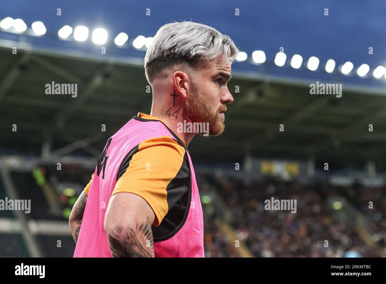 Hull, Royaume-Uni. 25 août 2023. Tatouage au cou d'Aaron Connolly #44 de Hull City lors du match de championnat Sky Bet Hull City vs Bristol City au MKM Stadium, Hull, Royaume-Uni, le 25 août 2023 (photo de Mark Cosgrove/News Images) à Hull, Royaume-Uni le 8/25/2023. (Photo de Mark Cosgrove/News Images/Sipa USA) crédit : SIPA USA/Alamy Live News Banque D'Images