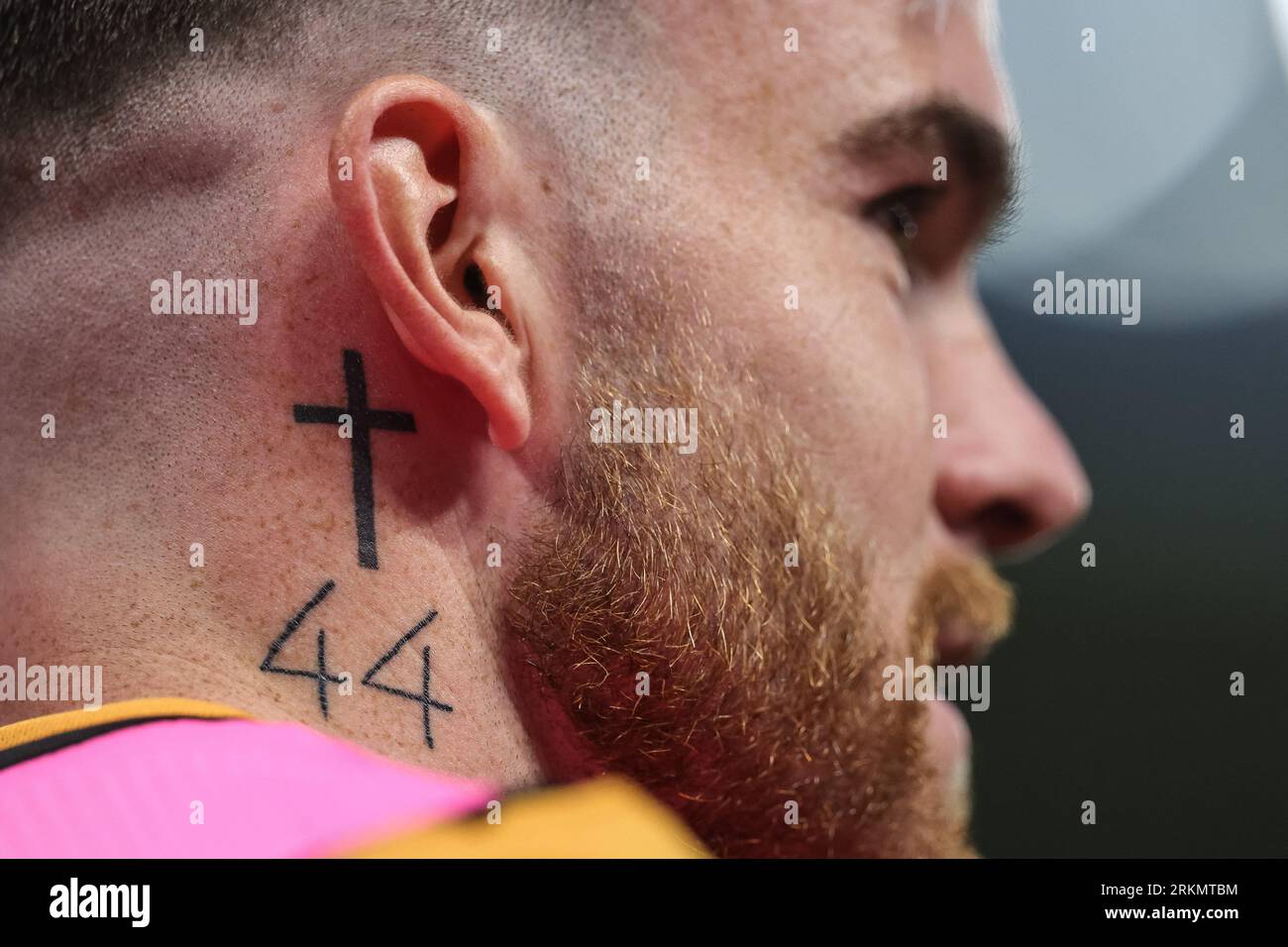 Hull, Royaume-Uni. 25 août 2023. Tatouage au cou d'Aaron Connolly #44 de Hull City lors du match de championnat Sky Bet Hull City vs Bristol City au MKM Stadium, Hull, Royaume-Uni, le 25 août 2023 (photo de Mark Cosgrove/News Images) à Hull, Royaume-Uni le 8/25/2023. (Photo de Mark Cosgrove/News Images/Sipa USA) crédit : SIPA USA/Alamy Live News Banque D'Images