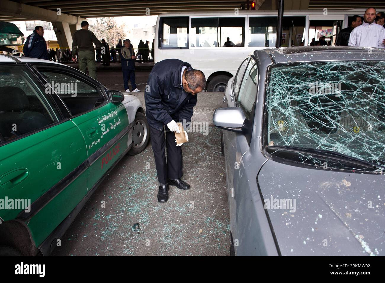Bildnummer : 56834665 Datum : 06.01.2012 Copyright : imago/Xinhua (120106) -- DAMAS, 6 janvier 2012 (Xinhua) -- un enquêteur inspecte le site de l'attentat suicide à Damas, capitale de la Syrie, le 6 janvier 2012. Le nombre initial de morts dans un attentat suicide à la voiture piégée dans le quartier al-Midan dans le centre de Damas vendredi a été estimé à 25, a rapporté l agence de presse SANA dirigée par l Etat syrien. (Xinhua/Li Muzi) (zjl) SYRIA-DAMASCUS-BLAST PUBLICATIONxNOTxINxCHN Gesellschaft Bombenanschlag terreur Selbstmordanschlag premiumd xsp x2x 2012 quer o0 Polizei Spurensuche 56834665 Date 06 01 2012 Copyri Banque D'Images