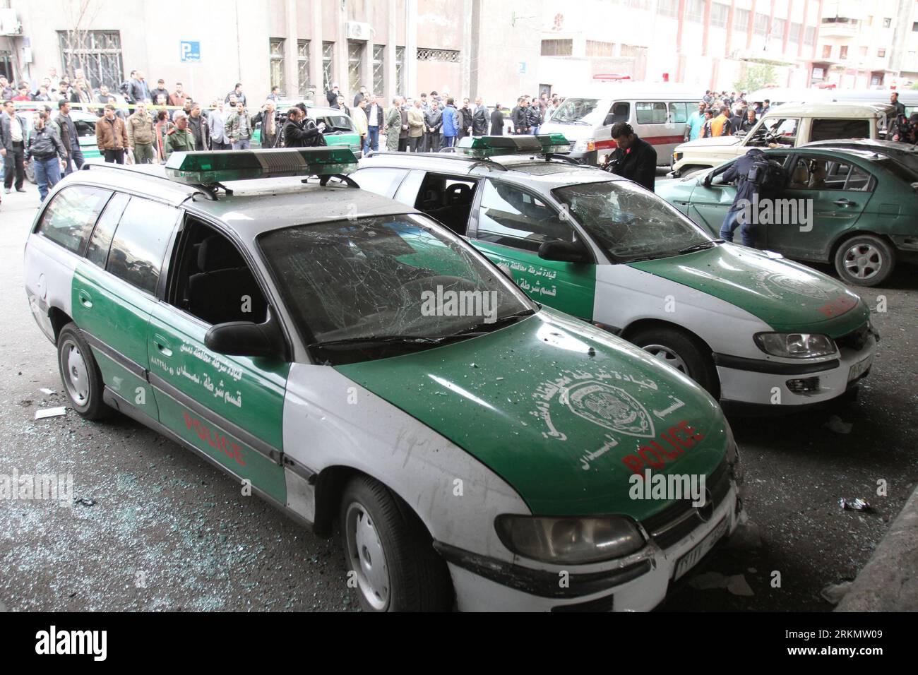 Bildnummer : 56834673 Datum : 06.01.2012 Copyright : imago/Xinhua (120106) -- DAMAS, 6 janvier 2012 (Xinhua) -- des voitures de police ont été vues sur le site de l'attentat suicide à Damas, capitale de la Syrie, le 6 janvier 2012. Le nombre initial de morts dans un attentat suicide à la voiture piégée dans le quartier al-Midan dans le centre de Damas vendredi a été estimé à 25, a rapporté l agence de presse SANA dirigée par l Etat syrien. (Xinhua/Hazim) (djj) SYRIA-DAMASCUS-BLAST PUBLICATIONxNOTxINxCHN Gesellschaft Bombenanschlag terreur Selbstmordanschlag premiumd xsp x2x 2012 quer o0 Polizei Polizeiauto Auto 56834673 Date 06 01 2012 Copyr Banque D'Images